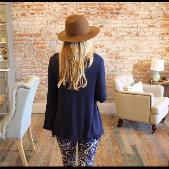 ⭐️NWT INFINITY RAINE NAVY BELL SLEEVE V NECK TUNIC - Picture 5 of 5